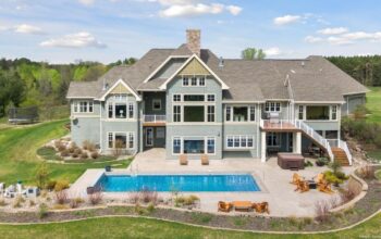 Pending offer on Mahtomedi mansion after being listed for $2.1M (Photos)