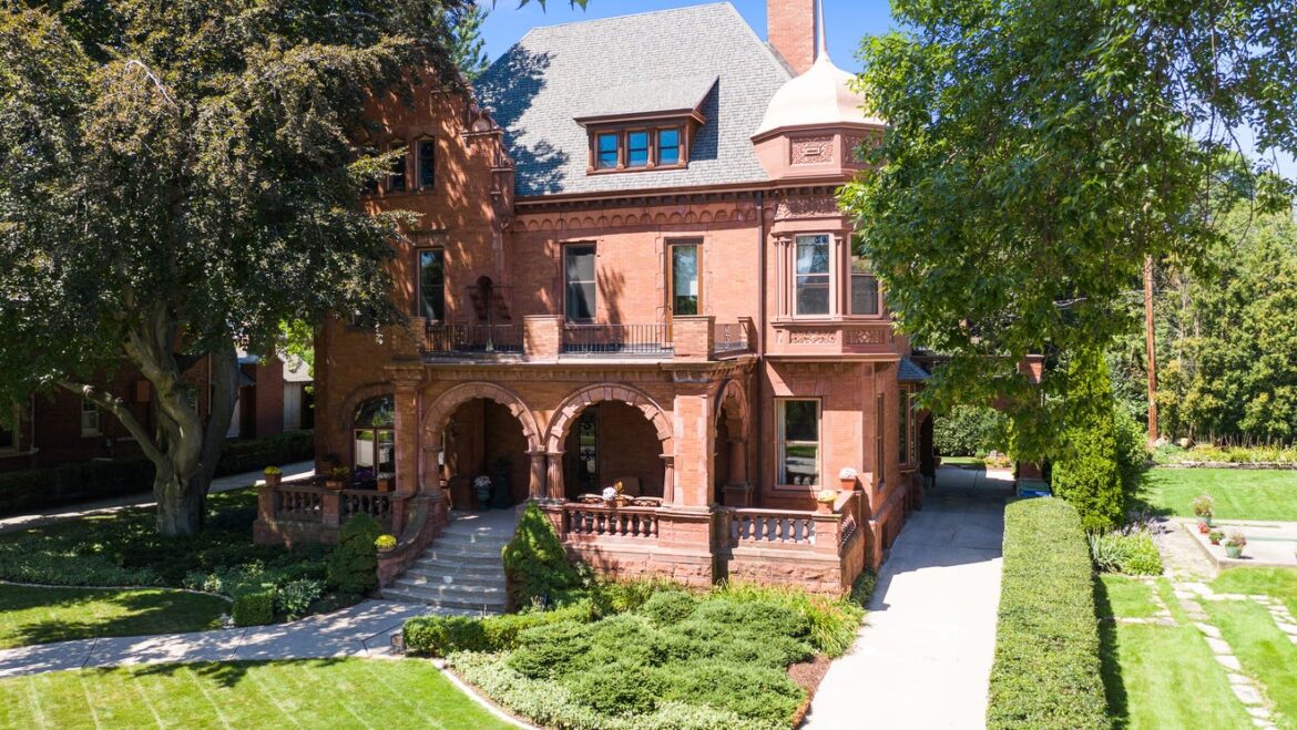 U.S. Senate candidate Alex Lasry and his wife Lauren buy a historic mansion on Milwaukee’s east side