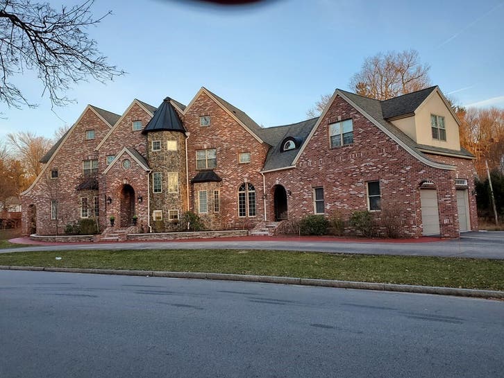 $1 Million Wormtown: More Than A Dozen Rooms In 2003 Mansion