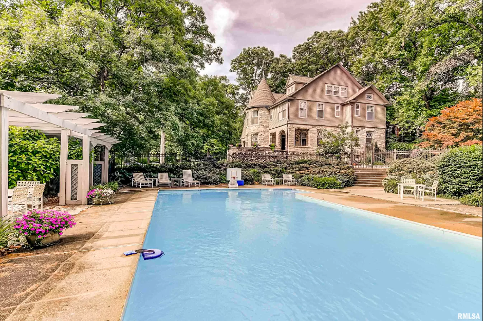 Fairytale-like castle flows with grace in Illinois. Take a look at ‘stately mansion’